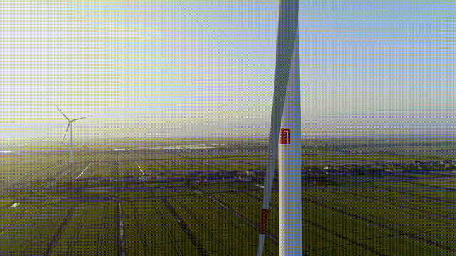 無(wú)人機(jī)拍攝到的風(fēng)電畫(huà)面 (1).gif