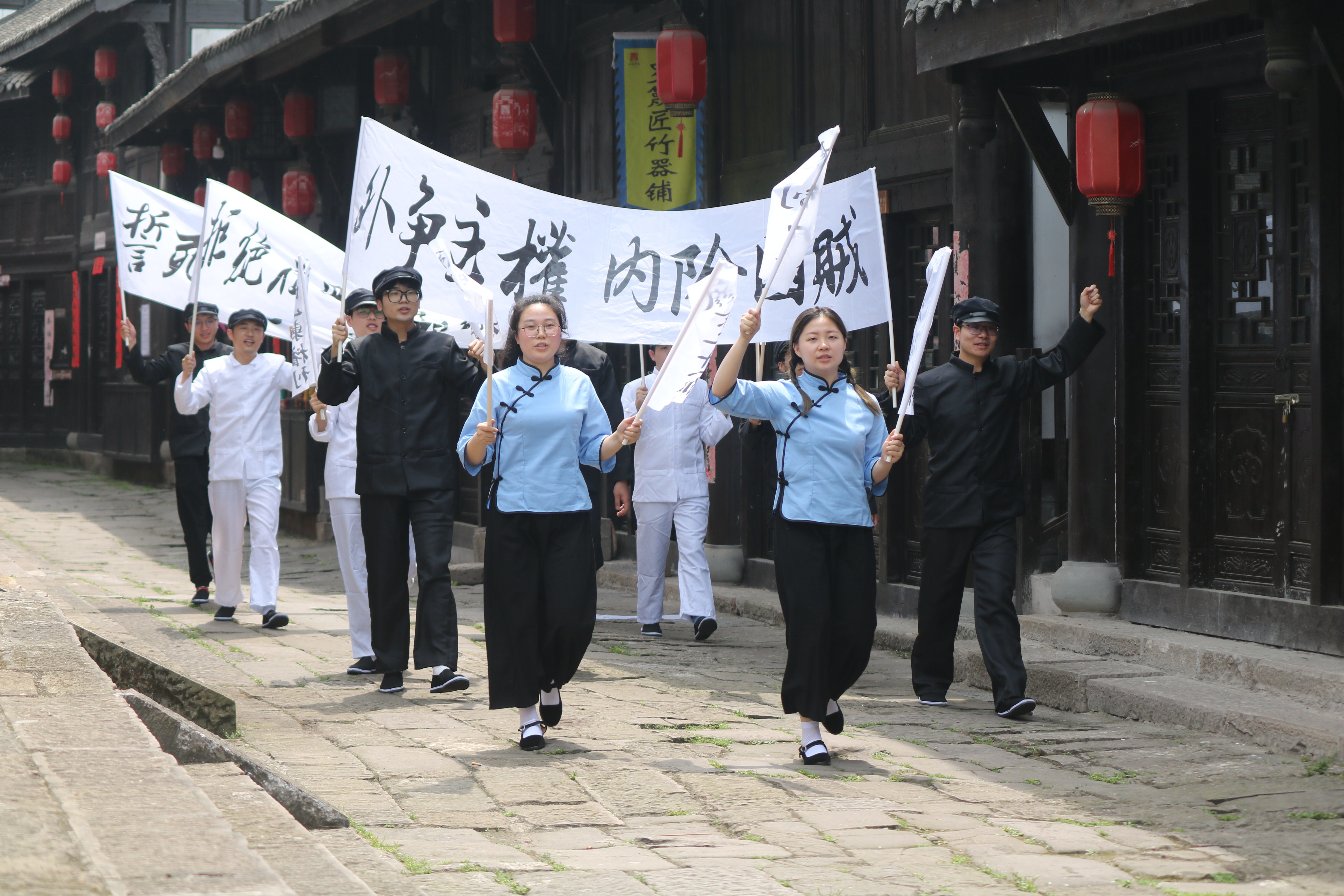 重返五四現(xiàn)場，傳承五四精神.jpg