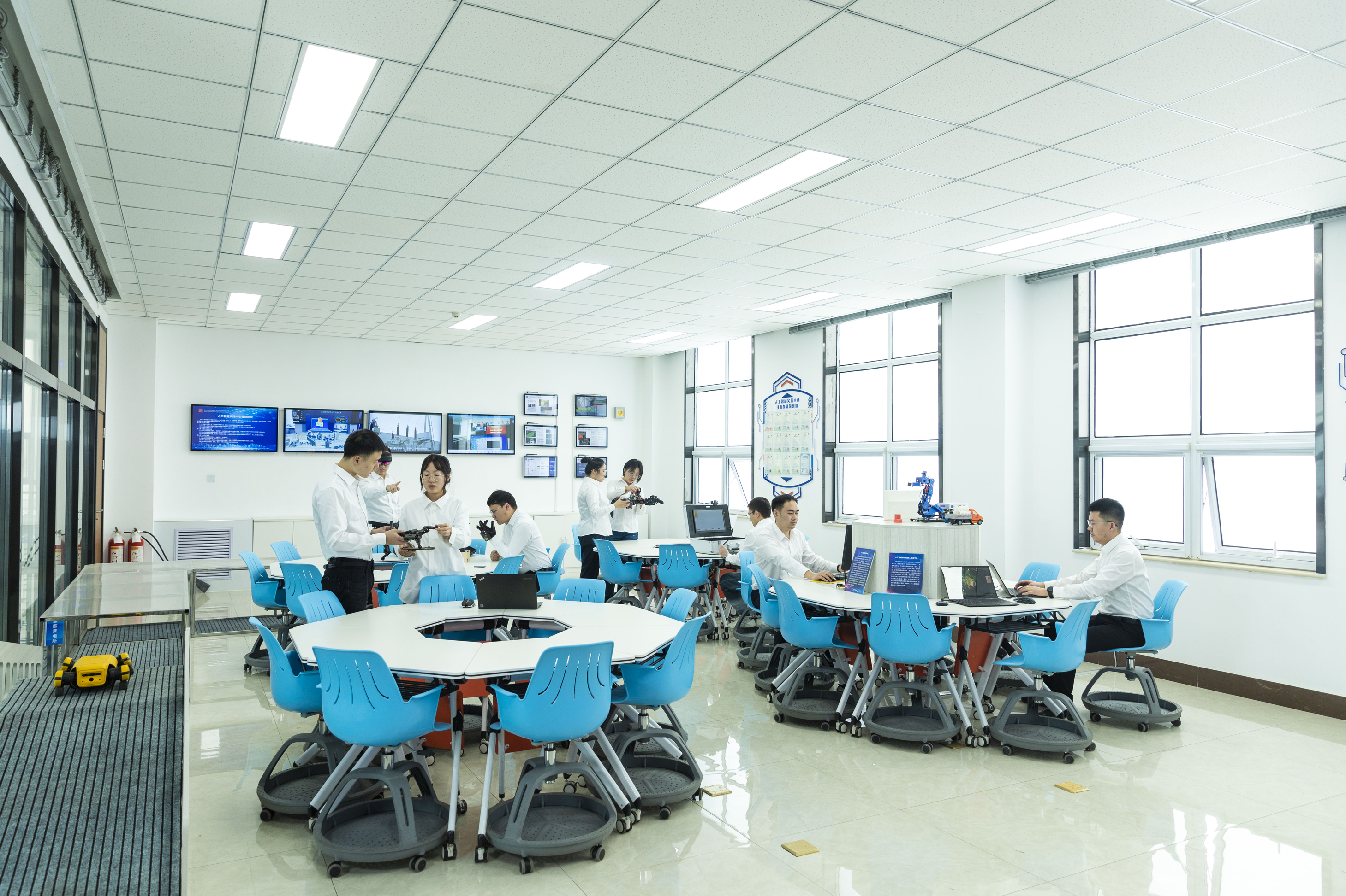 2.智慧聯(lián)盟人工智能機器人實驗室：攜手科研院所、頭部企業(yè)，建立“產(chǎn)學研用新型攻關(guān)”模式.jpg