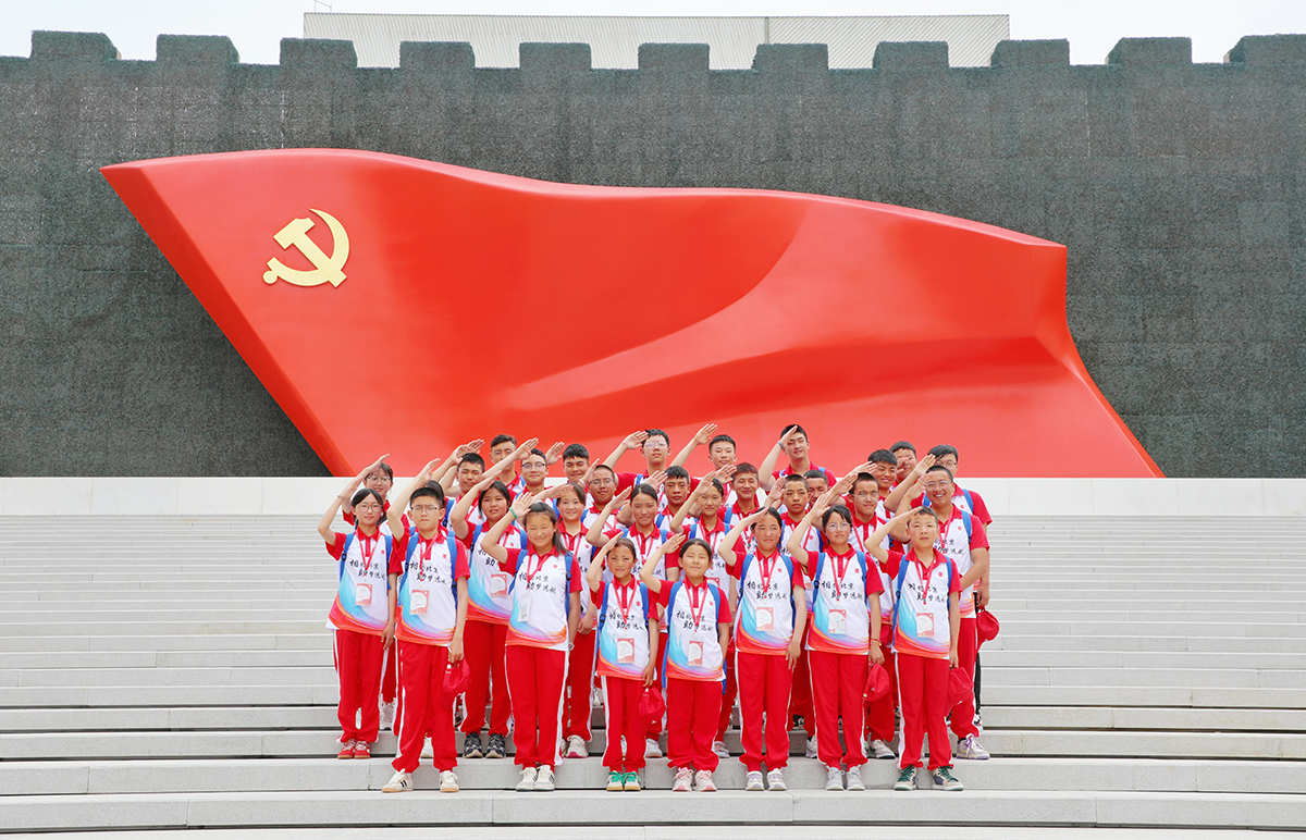1723450197448062349.jpg 學(xué)生在中國(guó)共產(chǎn)黨歷史展覽館參觀學(xué)習(xí)a.jpg