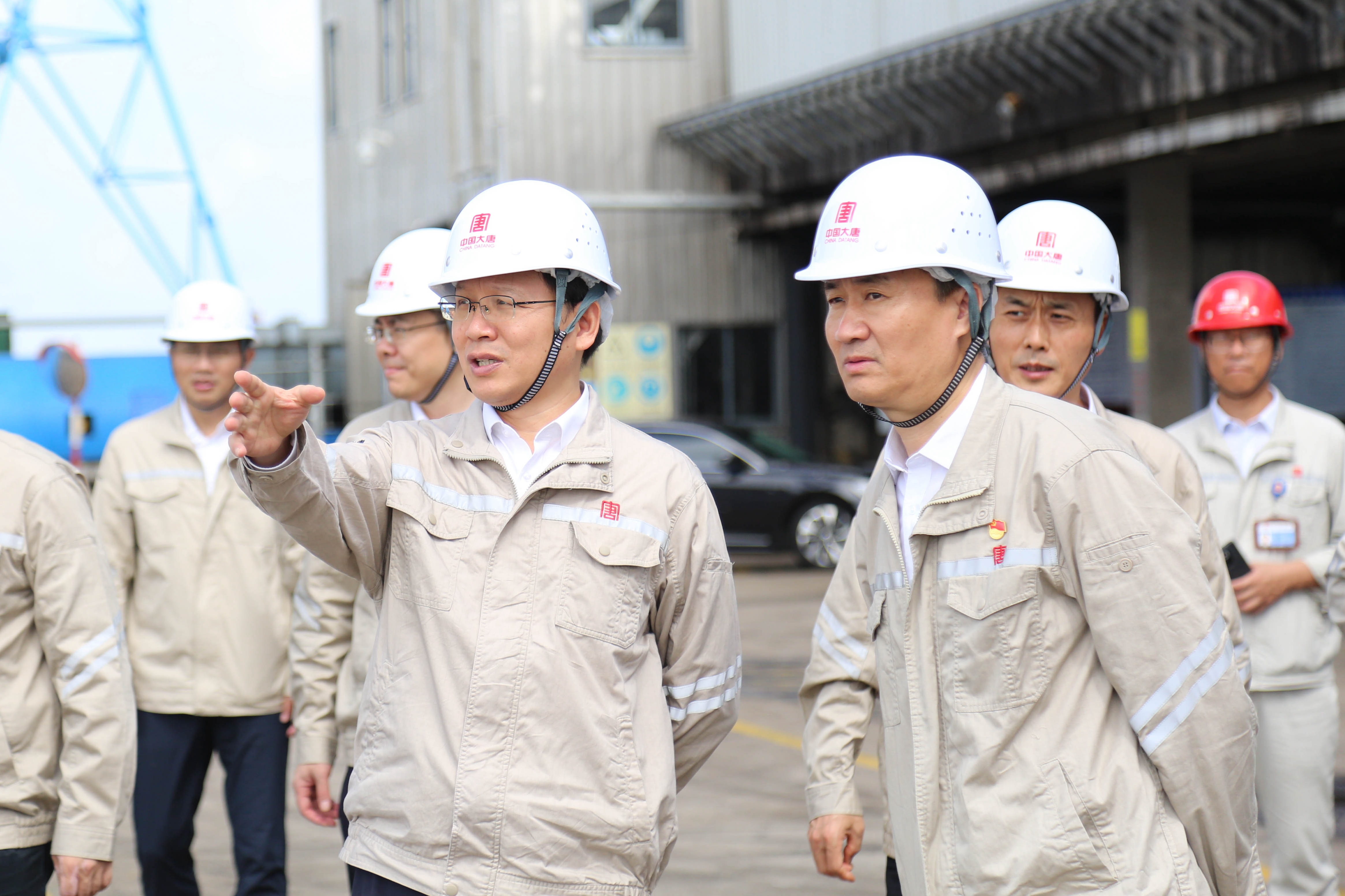 3.張傳江在呂四港發(fā)電公司碼頭調(diào)研指導(dǎo)工作.jpg