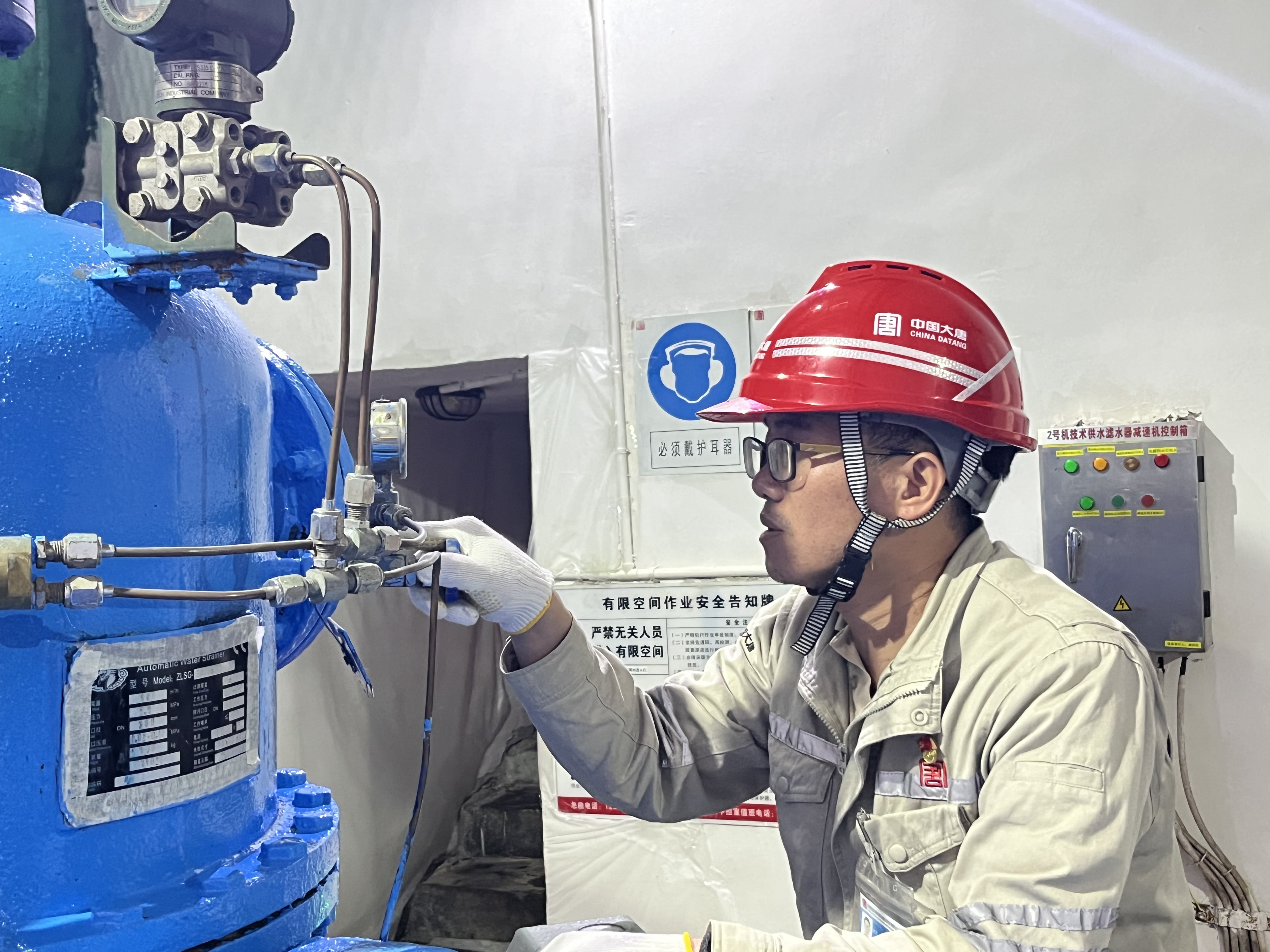 念永飛操作表計閥門，覃浩攝.jpg